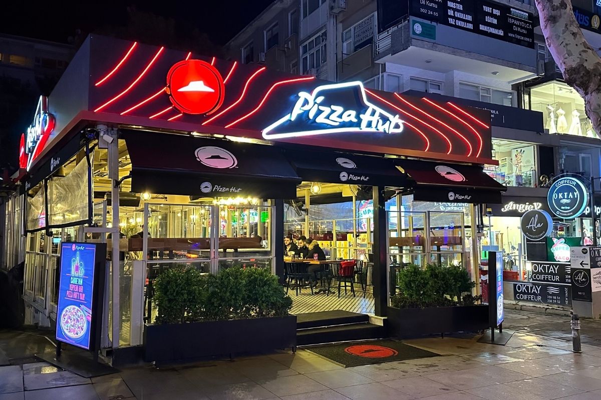 Pizza Hut’tan yepyeni 12 malzemeli SuperBoll!